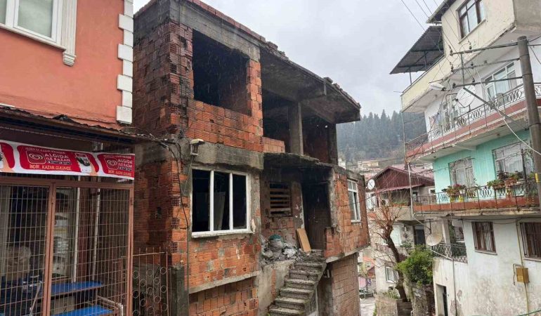 İZMİT'TE KULLANILMAYAN İKİ KATLI EVİN ÇATISI ALEV ALEV YANDI