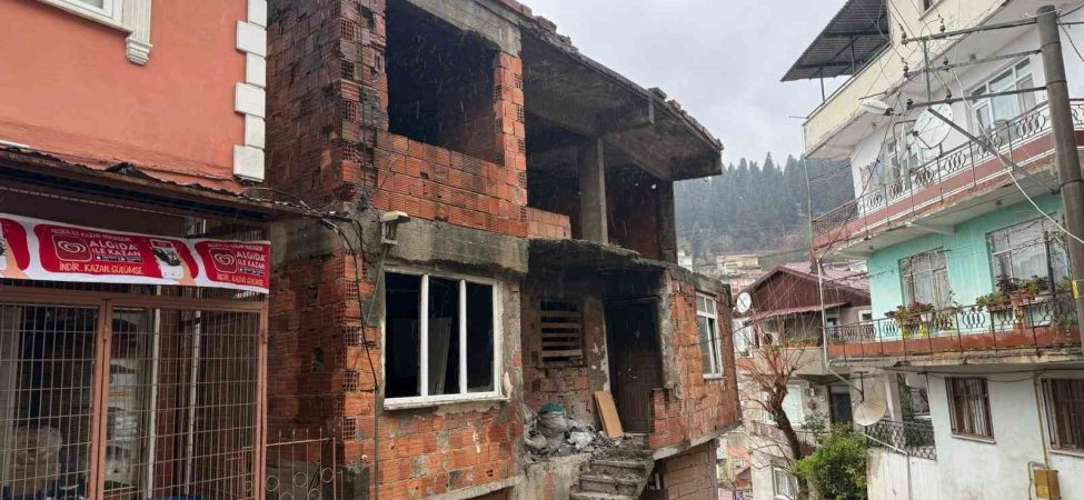 İZMİT'TE KULLANILMAYAN İKİ KATLI EVİN ÇATISI ALEV ALEV YANDI