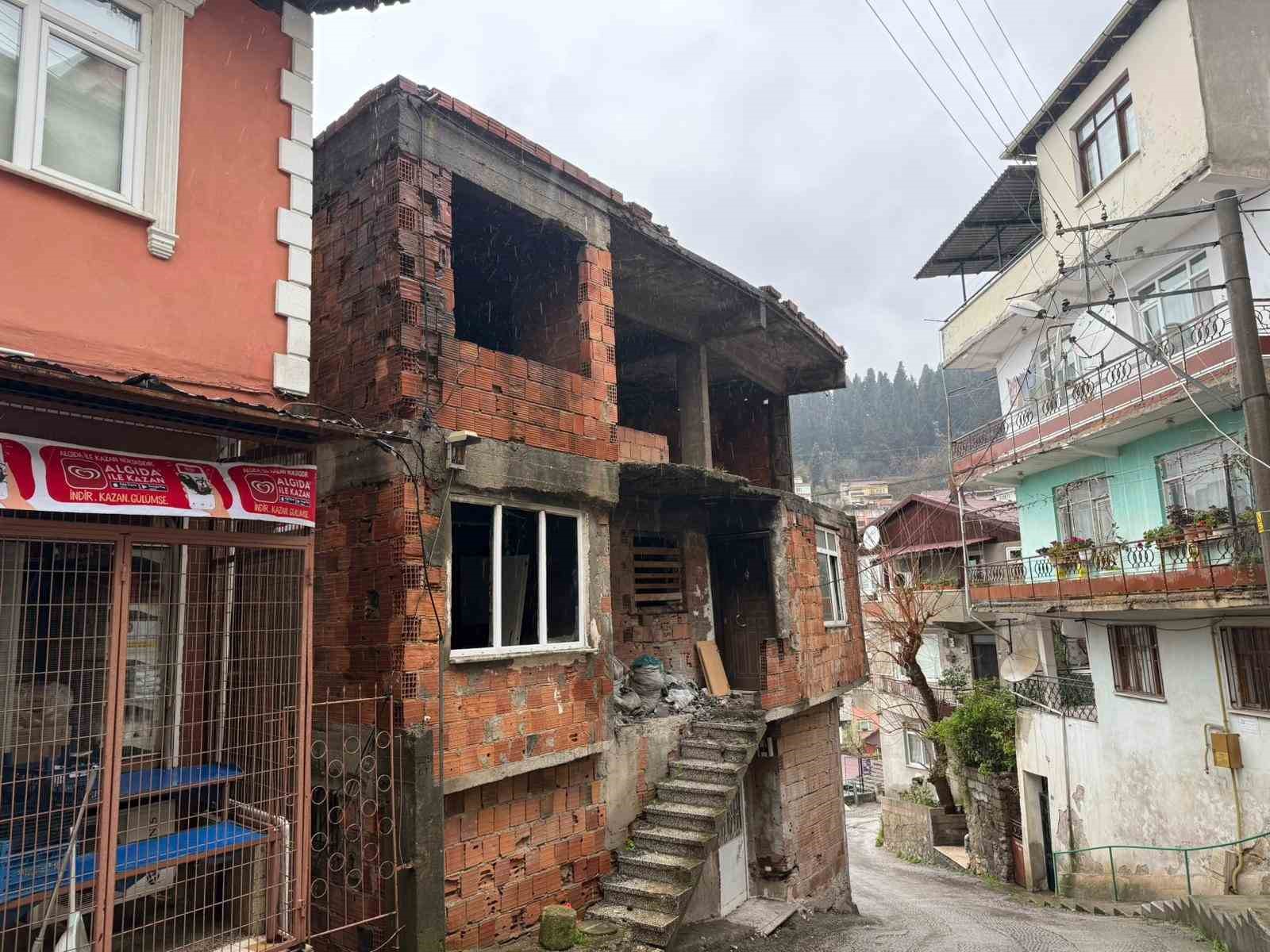 İZMİT'TE KULLANILMAYAN İKİ KATLI EVİN ÇATISI ALEV ALEV YANDI