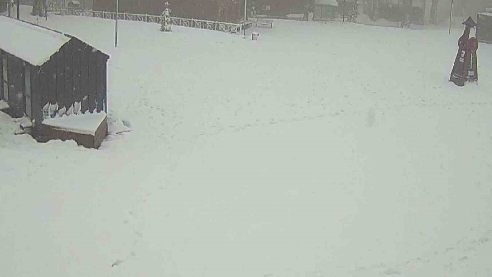 NİSAN ÖNCESİ KARTEPE'DE KAR SÜRPRİZİ MAHSUR KALANLARIN İMDADINA EKİPLER YETİŞTİ