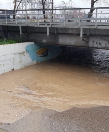 KOCAELİ'DE SAĞANAK SEBEBİYLE ALT GEÇİDİ SU BASTI