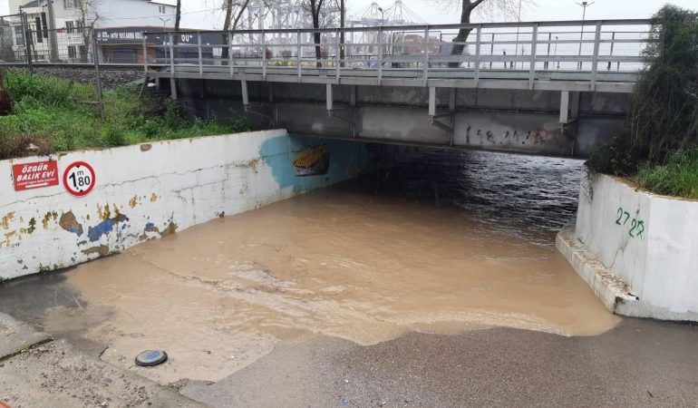 KOCAELİ'DE SAĞANAK SEBEBİYLE ALT GEÇİDİ SU BASTI