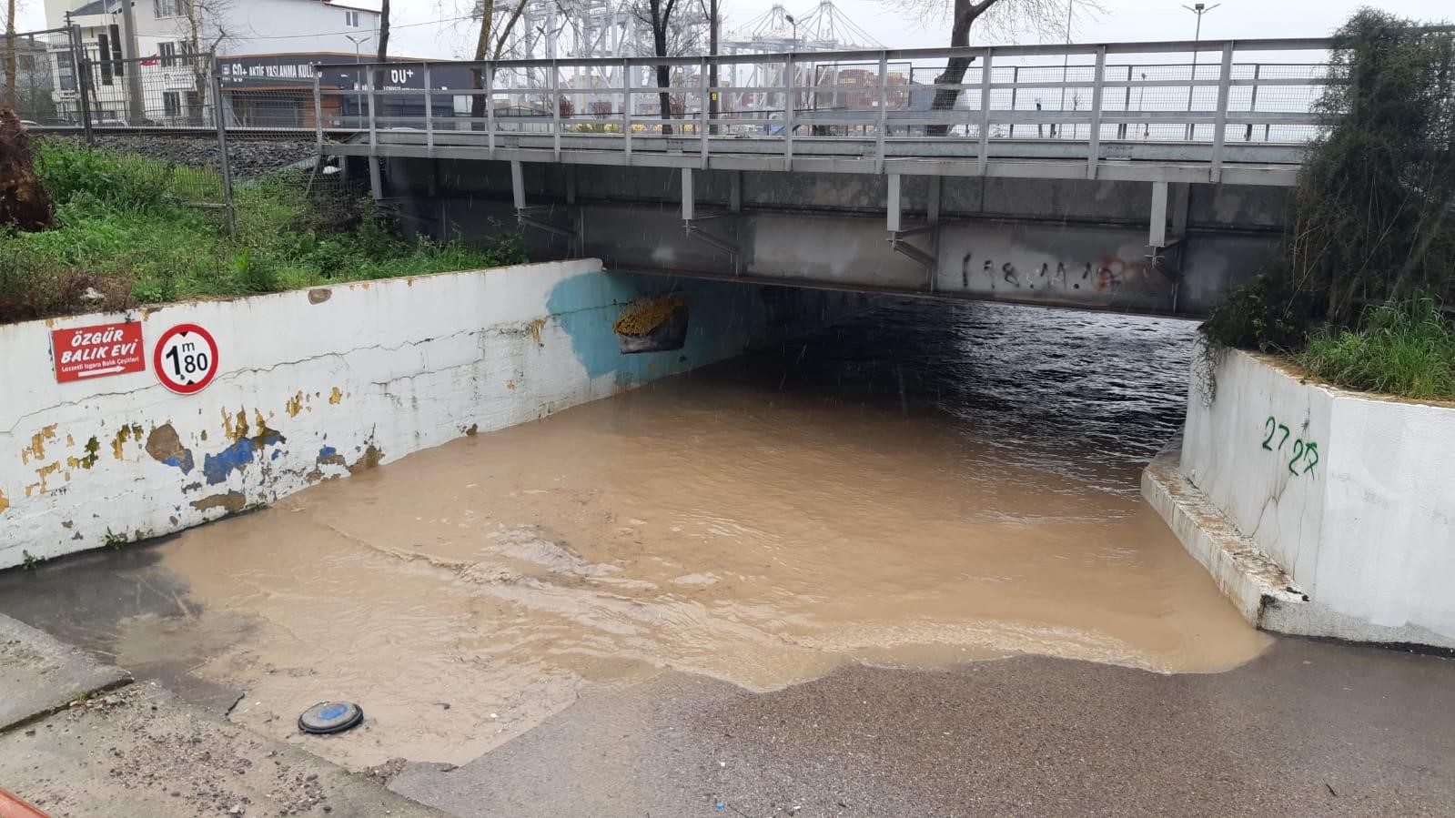KOCAELİ'DE SAĞANAK SEBEBİYLE ALT GEÇİDİ SU BASTI