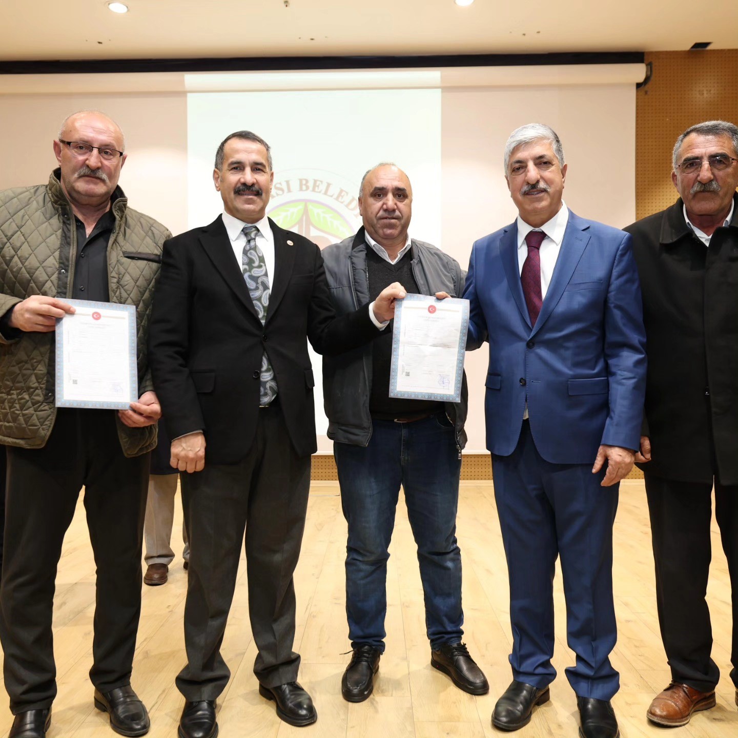 DİLOVASI'NDA İMAR SORUNU ÇÖZÜLEN 423 VATANDAŞA TAPULARI DAĞITILDI