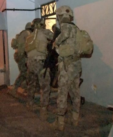 3 KİŞİNİN ÖLDÜĞÜ SALDIRININ DÜĞÜMÜ ÇÖZÜLÜYOR: 6 ŞÜPHELİ TUTUKLANDI UZUN NAMLULU DEHŞETİN ARDINDAN POLİS DURDURAK BİLMİYOR: 4 ŞÜPHELİ DAHA GÖZALTINDA