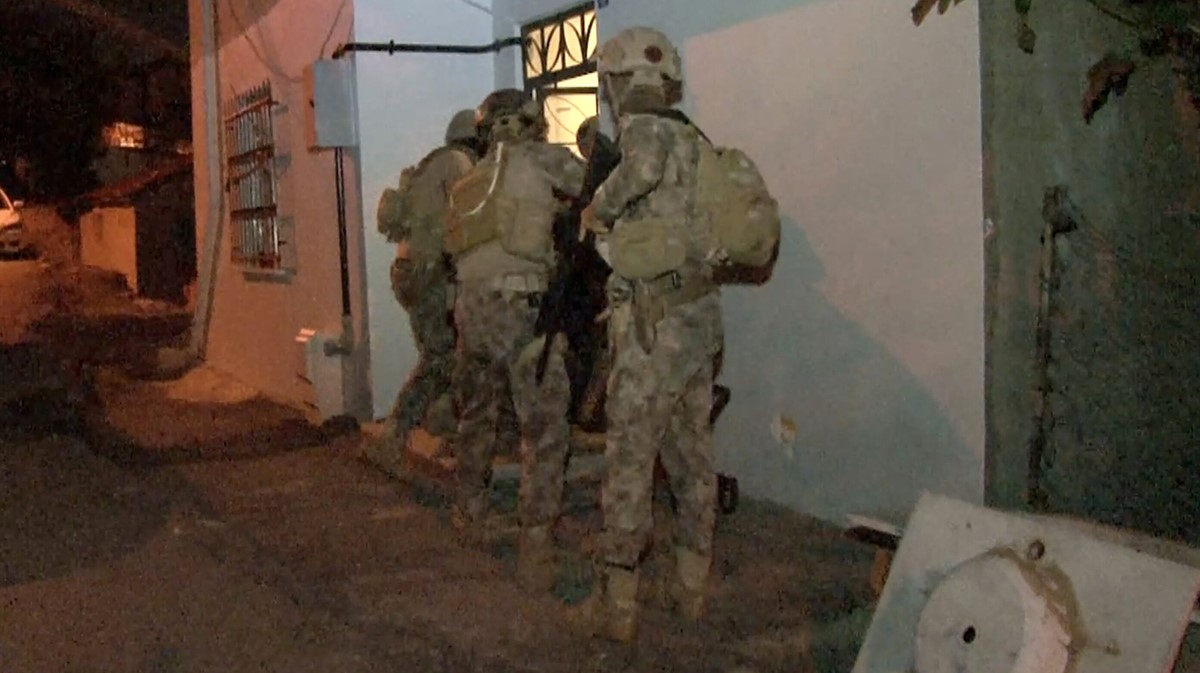 3 KİŞİNİN ÖLDÜĞÜ SALDIRININ DÜĞÜMÜ ÇÖZÜLÜYOR: 6 ŞÜPHELİ TUTUKLANDI UZUN NAMLULU DEHŞETİN ARDINDAN POLİS DURDURAK BİLMİYOR: 4 ŞÜPHELİ DAHA GÖZALTINDA