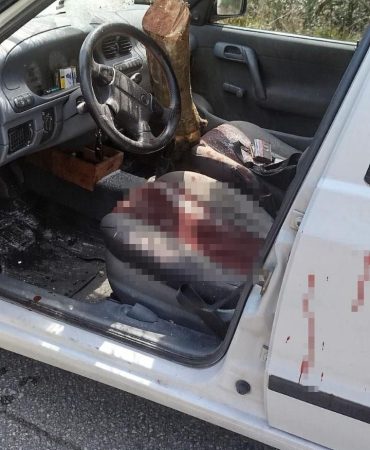 KAMYONDAN DÜŞEN TOMRUK SEYİR HALİNDEKİ OTOMOBİLE SAPLANDI