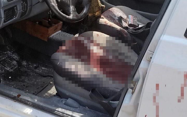 KAMYONDAN DÜŞEN TOMRUK SEYİR HALİNDEKİ OTOMOBİLE SAPLANDI