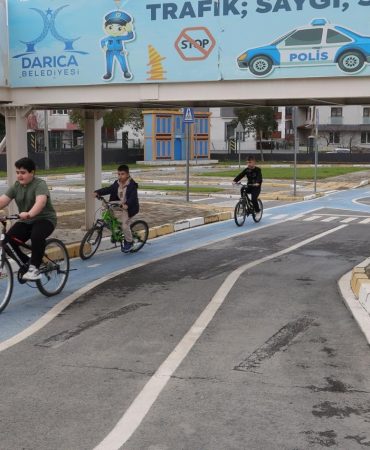 DARICA'DA ÖĞRENCİLER TRAFİK KURALLARINI UYGULAMALI ÖĞRENİYOR