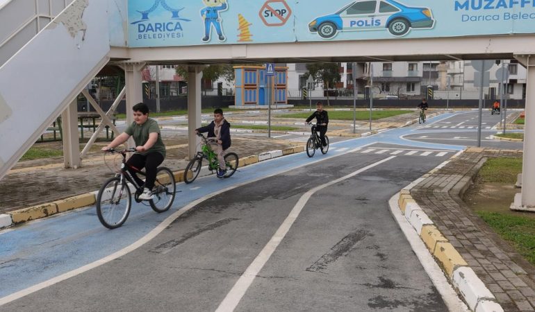 DARICA'DA ÖĞRENCİLER TRAFİK KURALLARINI UYGULAMALI ÖĞRENİYOR