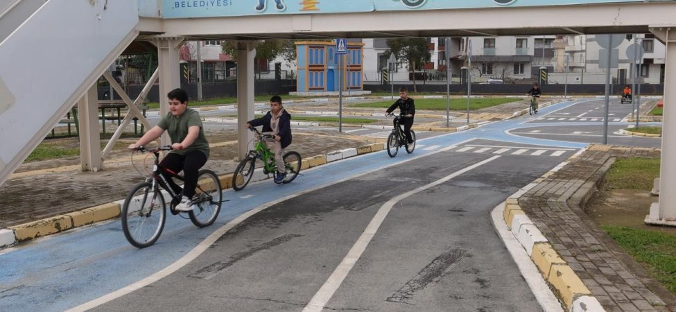 DARICA'DA ÖĞRENCİLER TRAFİK KURALLARINI UYGULAMALI ÖĞRENİYOR
