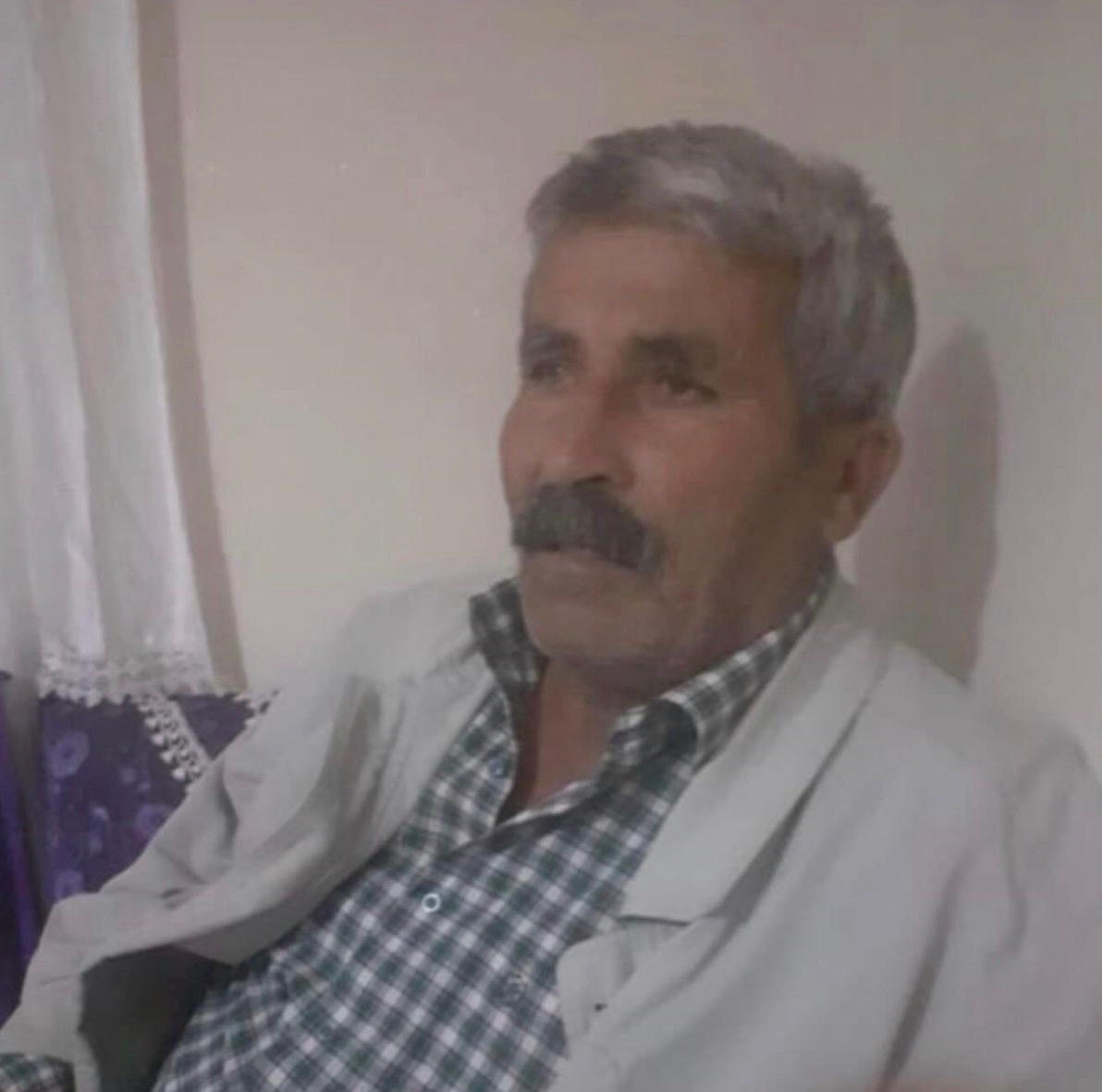 KOVALAMACA SONUCU YOLA ÇIKAN İNEK, SAHİBİNİ CANINDAN ETTİ