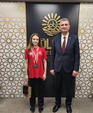 ŞAMPİYON MİLLİ YÜZÜCÜ ALARA SEVİNCİNİ BAŞKAN SEZER İLE PAYLAŞTI