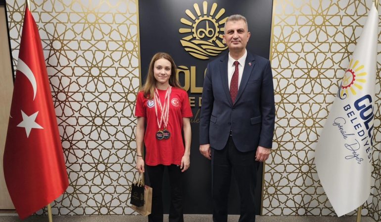 ŞAMPİYON MİLLİ YÜZÜCÜ ALARA SEVİNCİNİ BAŞKAN SEZER İLE PAYLAŞTI