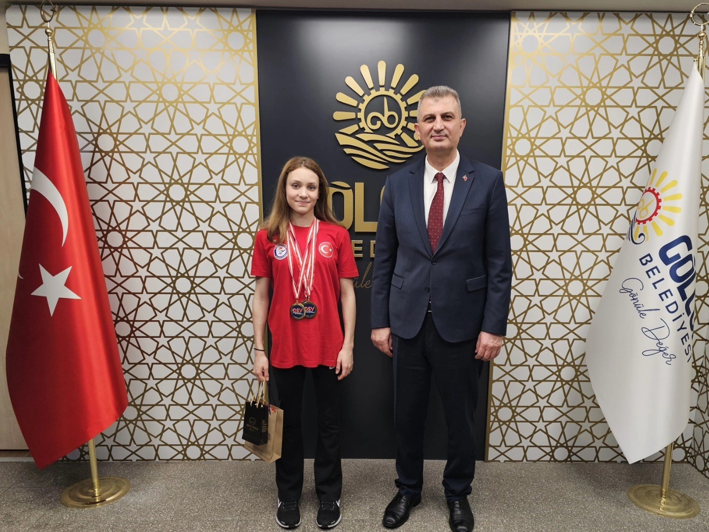 ŞAMPİYON MİLLİ YÜZÜCÜ ALARA SEVİNCİNİ BAŞKAN SEZER İLE PAYLAŞTI