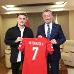 KEREM AKTÜRKOĞLU'NDAN BAŞKAN BÜYÜKAKIN'A AY-YILDIZLI FORMA