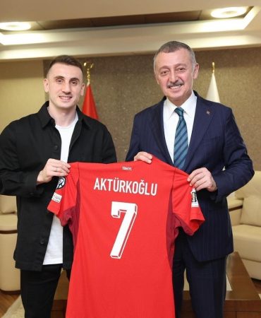 KEREM AKTÜRKOĞLU'NDAN BAŞKAN BÜYÜKAKIN'A AY-YILDIZLI FORMA