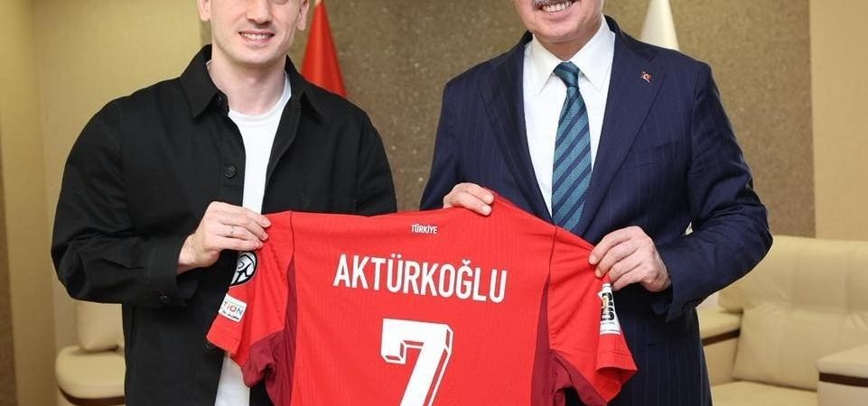 KEREM AKTÜRKOĞLU'NDAN BAŞKAN BÜYÜKAKIN'A AY-YILDIZLI FORMA