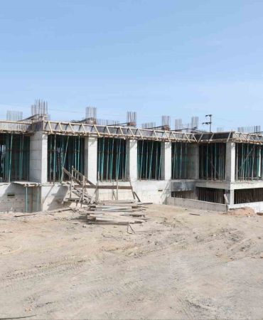 ÇAYIROVA'DA 200 YATAKLI HASTANE VE MESLEK LİSESİ İNŞAATLARI HIZLA YÜKSELİYOR