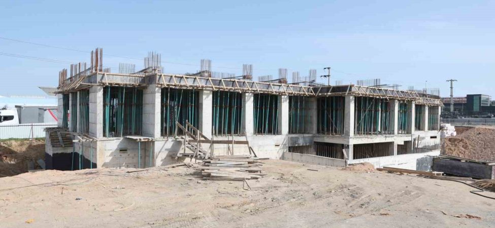 ÇAYIROVA'DA 200 YATAKLI HASTANE VE MESLEK LİSESİ İNŞAATLARI HIZLA YÜKSELİYOR