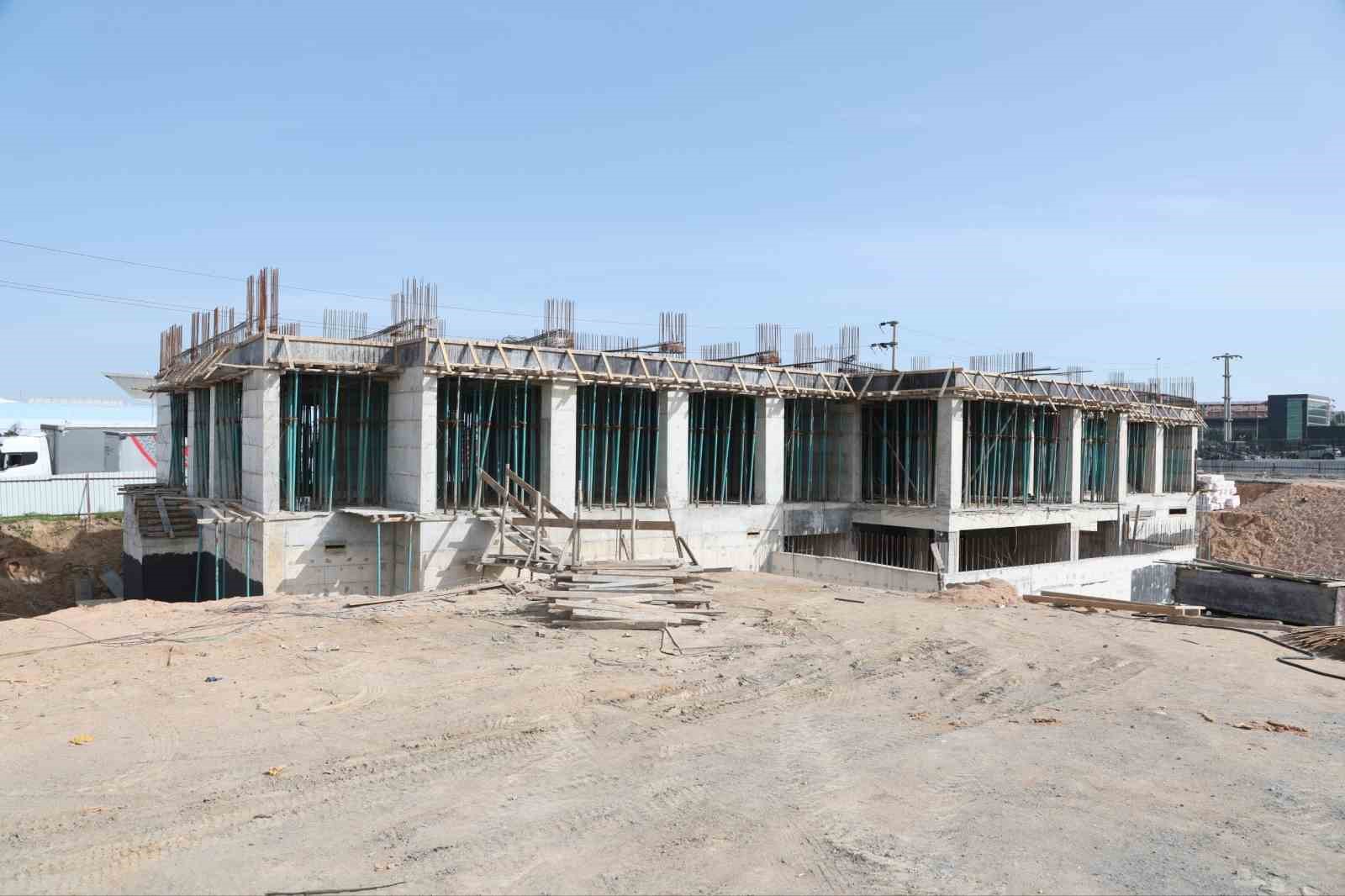 ÇAYIROVA'DA 200 YATAKLI HASTANE VE MESLEK LİSESİ İNŞAATLARI HIZLA YÜKSELİYOR