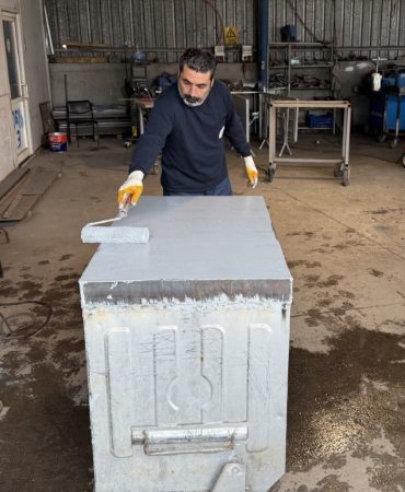 KARTEPE'DE ESKİYEN ÇÖP KONTEYNERLERİ ONARILARAK YENİDEN KULLANIMA SUNULUYOR