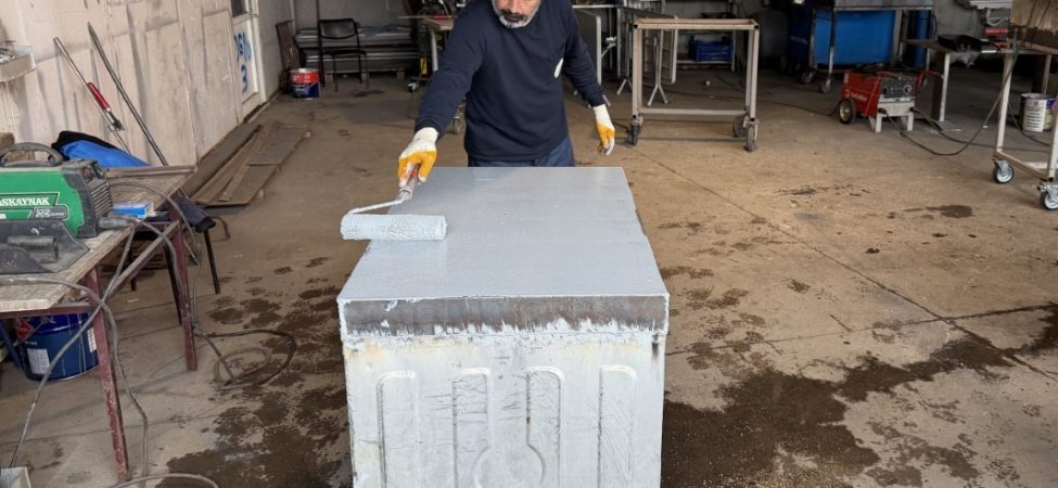 KARTEPE'DE ESKİYEN ÇÖP KONTEYNERLERİ ONARILARAK YENİDEN KULLANIMA SUNULUYOR