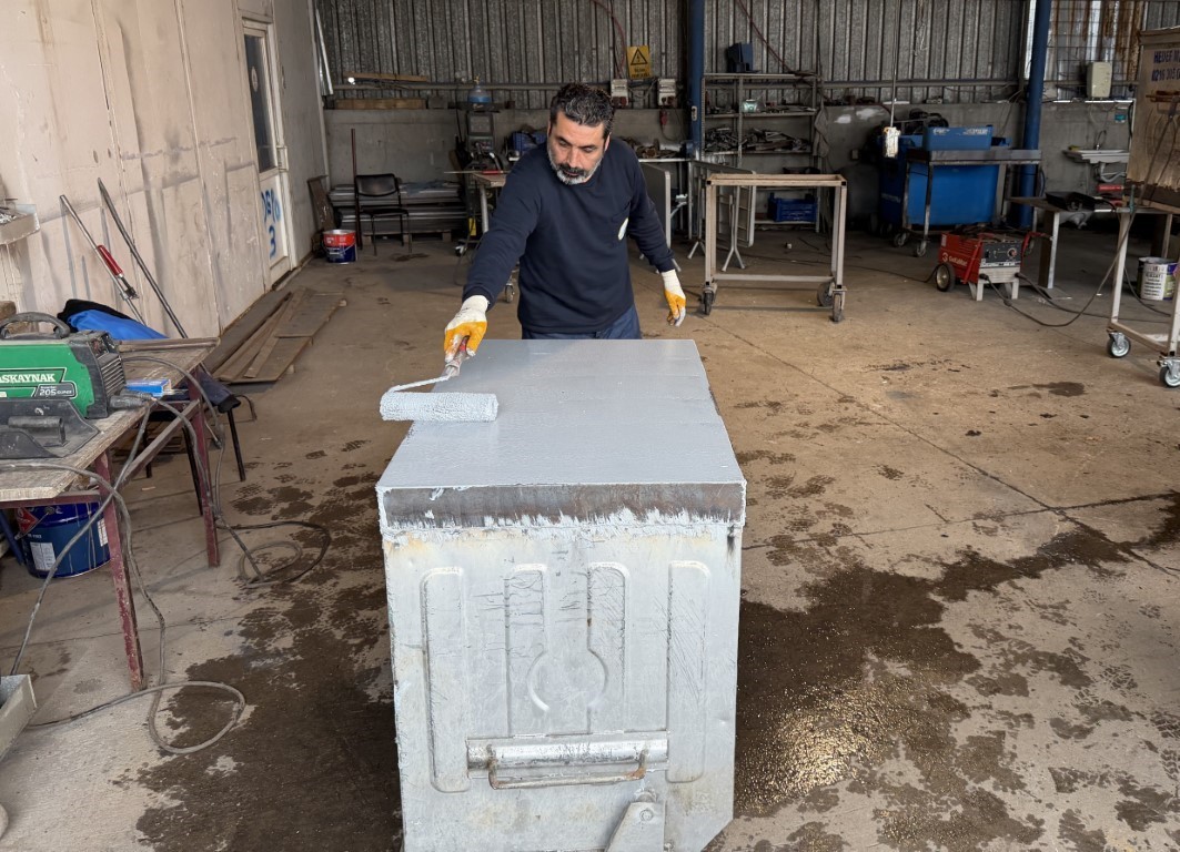 KARTEPE'DE ESKİYEN ÇÖP KONTEYNERLERİ ONARILARAK YENİDEN KULLANIMA SUNULUYOR