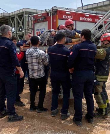 BETON PERDAH MAKİNESİNİN ÇARPTIĞI İŞÇİ AĞIR YARALANDI İNŞAATIN İKİNCİ KATINDA YARALANAN İNŞAAT İŞÇİSİNİ İTFAİYE EKİPLERİ İNDİRDİ