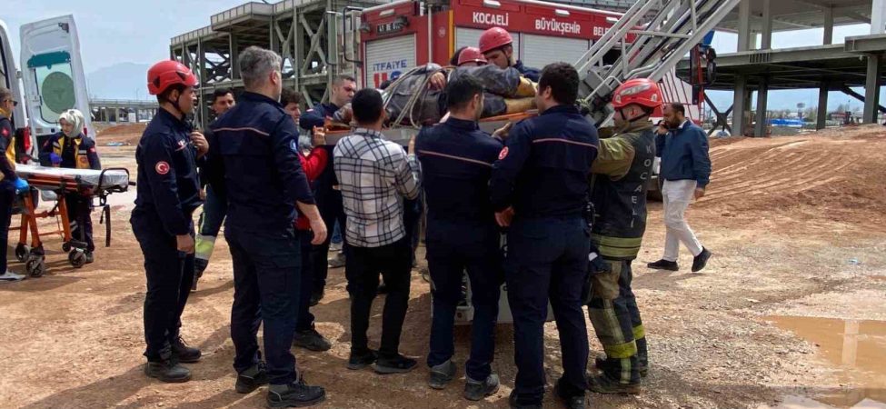 BETON PERDAH MAKİNESİNİN ÇARPTIĞI İŞÇİ AĞIR YARALANDI İNŞAATIN İKİNCİ KATINDA YARALANAN İNŞAAT İŞÇİSİNİ İTFAİYE EKİPLERİ İNDİRDİ