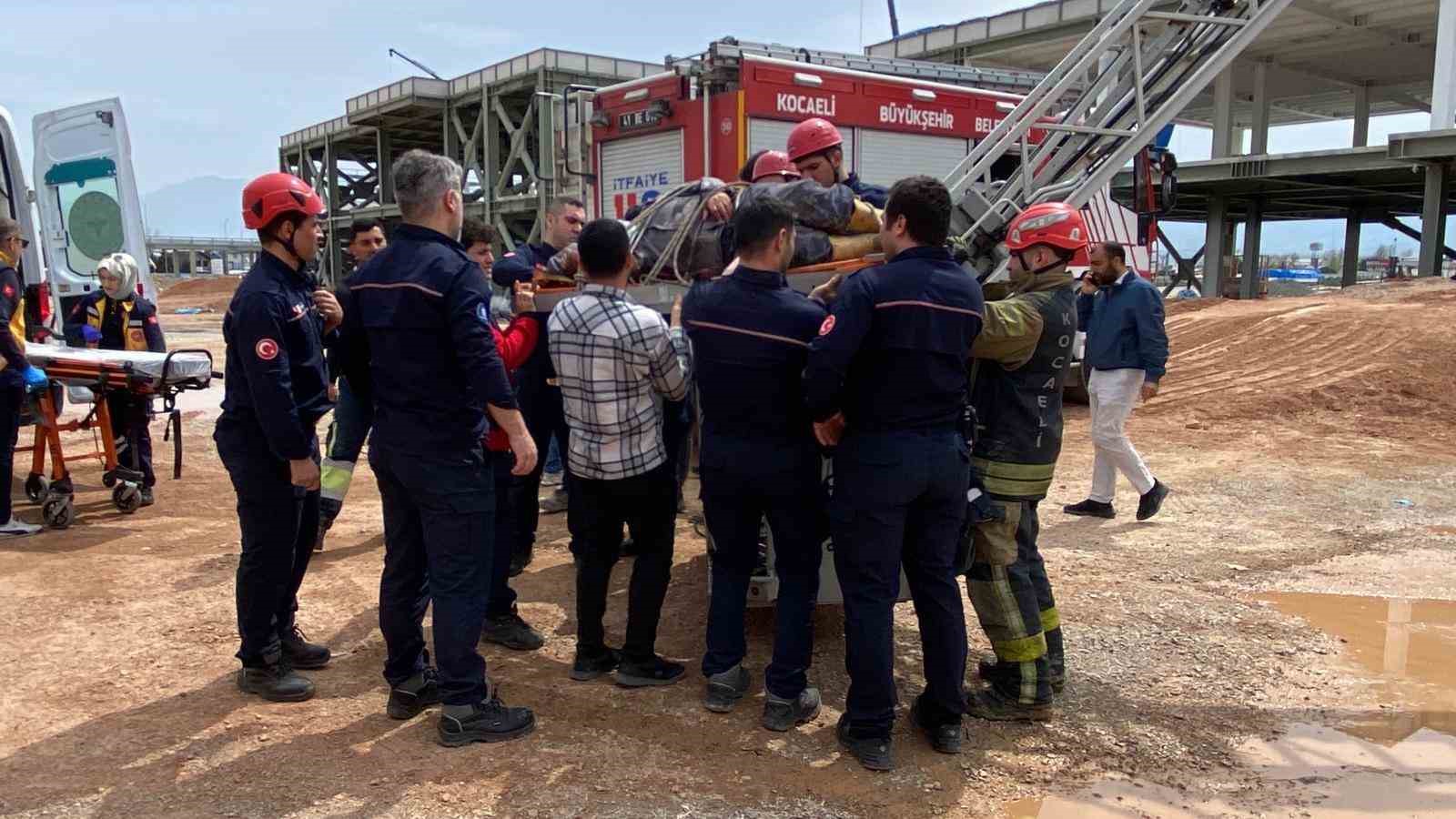 BETON PERDAH MAKİNESİNİN ÇARPTIĞI İŞÇİ AĞIR YARALANDI İNŞAATIN İKİNCİ KATINDA YARALANAN İNŞAAT İŞÇİSİNİ İTFAİYE EKİPLERİ İNDİRDİ