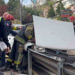 KOCAELİ'DE FACİANIN EŞİĞİNDEN DÖNÜLDÜ: FRENİ TUTMAYAN OTOMOBİL BARİYERLERE ÇARPTI