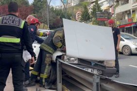 KOCAELİ'DE FACİANIN EŞİĞİNDEN DÖNÜLDÜ: FRENİ TUTMAYAN OTOMOBİL BARİYERLERE ÇARPTI