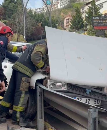 KOCAELİ'DE FACİANIN EŞİĞİNDEN DÖNÜLDÜ: FRENİ TUTMAYAN OTOMOBİL BARİYERLERE ÇARPTI