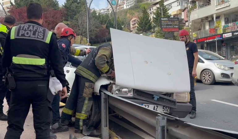 KOCAELİ'DE FACİANIN EŞİĞİNDEN DÖNÜLDÜ: FRENİ TUTMAYAN OTOMOBİL BARİYERLERE ÇARPTI