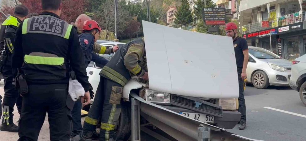KOCAELİ'DE FACİANIN EŞİĞİNDEN DÖNÜLDÜ: FRENİ TUTMAYAN OTOMOBİL BARİYERLERE ÇARPTI