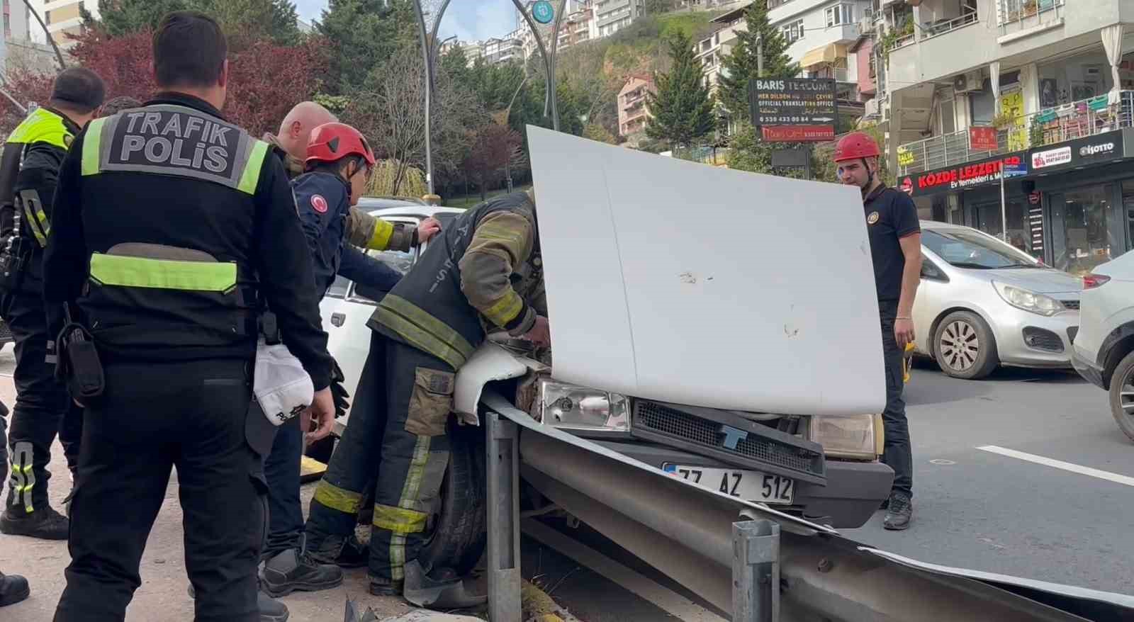 KOCAELİ'DE FACİANIN EŞİĞİNDEN DÖNÜLDÜ: FRENİ TUTMAYAN OTOMOBİL BARİYERLERE ÇARPTI
