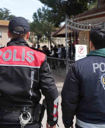 SİLAHLI SALDIRI OLAYLARININ ARDINDAN KOCAELİ'DE POLİSTEN GÜVENLİK MESAİSİ KOCAELİ POLİSİ OKUL ÖNLERİNDE TEYAKKUZDA