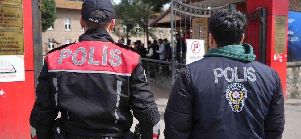 SİLAHLI SALDIRI OLAYLARININ ARDINDAN KOCAELİ'DE POLİSTEN GÜVENLİK MESAİSİ KOCAELİ POLİSİ OKUL ÖNLERİNDE TEYAKKUZDA