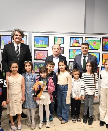 KARTEPE'DE MİNİK RESSAMLARIN ESERLERİ SANAT EVİ'NDE SERGİLENİYOR