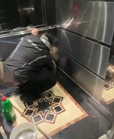 ASANSÖRE TUVALETİNİ YAPAN KURYEYE ASANSÖRÜ TEMİZLETTİLER ÖNCE PİZZAYI YEDİ, ARDINDAN ASANSÖRE TUVALETİNİ YAPTI: GÖZALTINA ALINDI