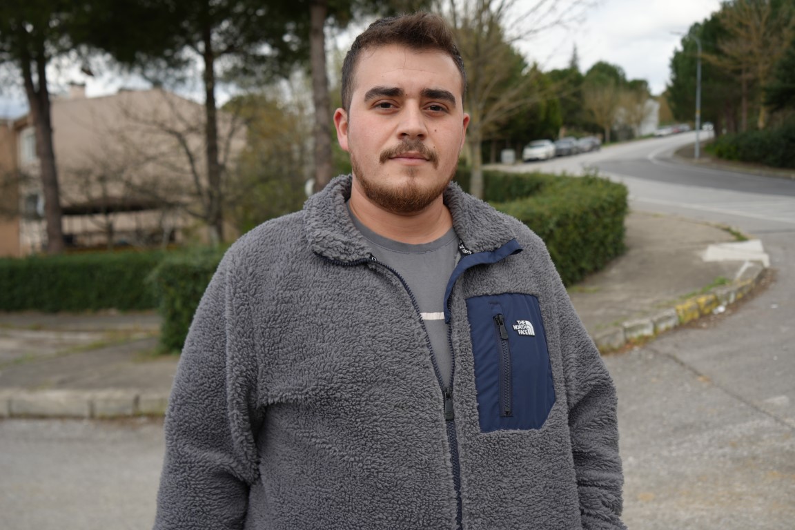 SEDAŞ'IN KAZDIĞI ÇUKURA BELEDİYE ARACI DÜŞTÜ "TEKRARDAN DURUMU ÇEKİP SOSYAL MEDYADA YAYINLADIM ANCAK ÇÖZÜMÜ YİNE TOPRAK OLDU"