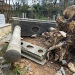 SARIYER'DE FIRTINADA DEVRİLEN AĞAÇLAR MEZARLARA ZARAR VERDİ, VATANDAŞLAR MAĞDUR OLDU