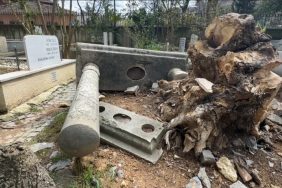 SARIYER'DE FIRTINADA DEVRİLEN AĞAÇLAR MEZARLARA ZARAR VERDİ, VATANDAŞLAR MAĞDUR OLDU