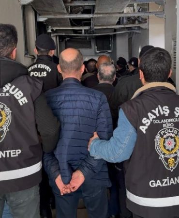 7 ÜNİVERSİTE BİTİREN GAÜN ÖĞRETİM GÖREVLİSİNDEN 521 MİLYONLUK VURGUN GAZİANTEP'TE SAHTE ÇEK-SENET DÜZENLEYEN 12 ŞÜPHELİ ADLİYEYE SEVK EDİLDİ