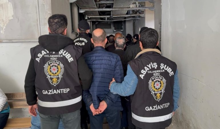 7 ÜNİVERSİTE BİTİREN GAÜN ÖĞRETİM GÖREVLİSİNDEN 521 MİLYONLUK VURGUN GAZİANTEP'TE SAHTE ÇEK-SENET DÜZENLEYEN 12 ŞÜPHELİ ADLİYEYE SEVK EDİLDİ