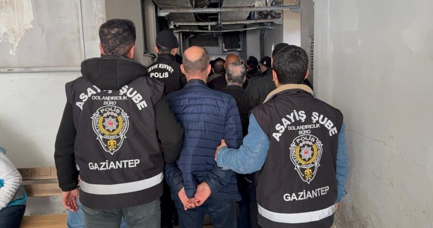 7 ÜNİVERSİTE BİTİREN GAÜN ÖĞRETİM GÖREVLİSİNDEN 521 MİLYONLUK VURGUN GAZİANTEP'TE SAHTE ÇEK-SENET DÜZENLEYEN 12 ŞÜPHELİ ADLİYEYE SEVK EDİLDİ