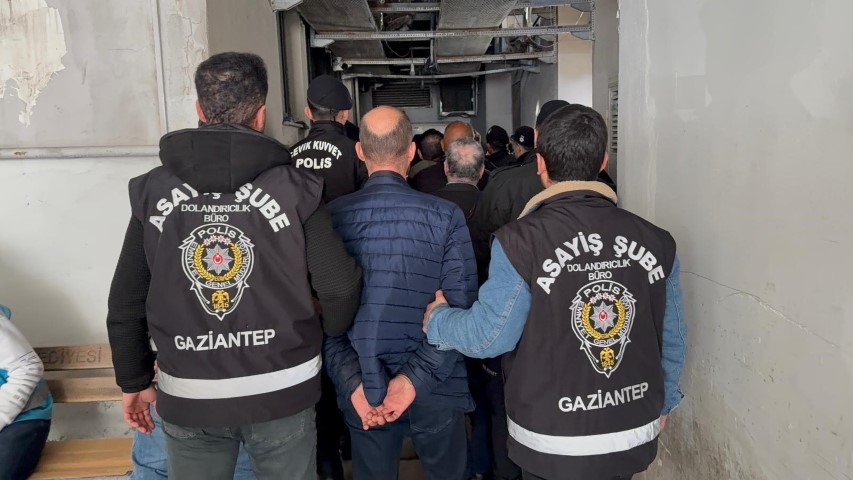 7 ÜNİVERSİTE BİTİREN GAÜN ÖĞRETİM GÖREVLİSİNDEN 521 MİLYONLUK VURGUN GAZİANTEP'TE SAHTE ÇEK-SENET DÜZENLEYEN 12 ŞÜPHELİ ADLİYEYE SEVK EDİLDİ