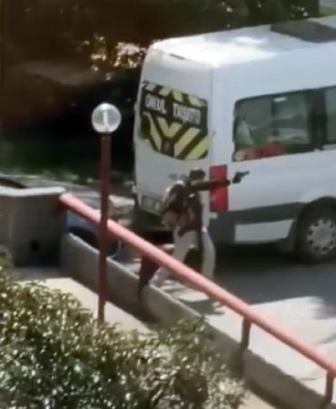 İSRAİL KONSOLOSLUĞU YAKININDAN SİLAH SESLERİ YÜKSELDİ: 3 KİŞİ ETKİSİZ HALE GETİRİLDİ