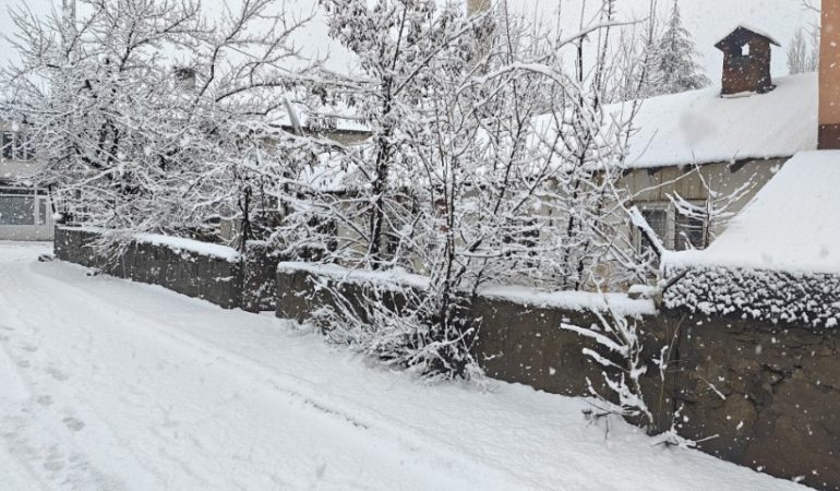 BİTLİS'TE NİSANDA KARA KIŞ: 84 KÖY YOLU ULAŞIMA KAPANDI